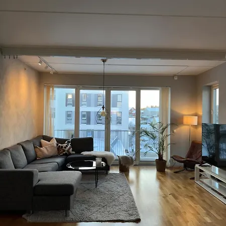 Spacious With A Great View And Parking