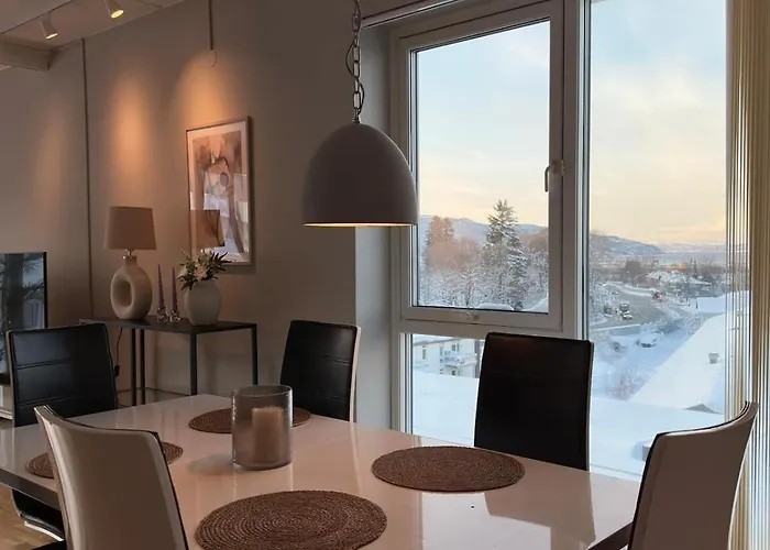 Spacious With A Great View And Parking