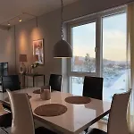 Spacious With A Great View And Parking