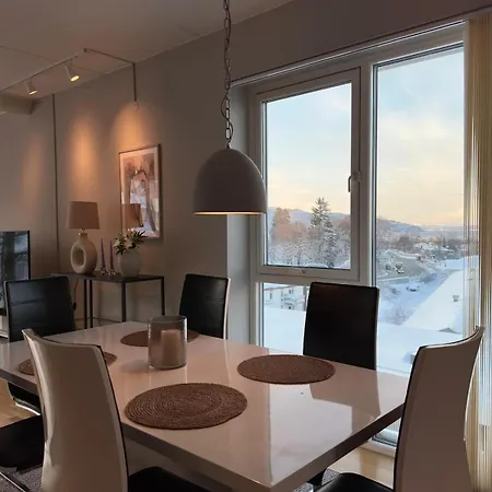 Spacious With A Great View And Parking